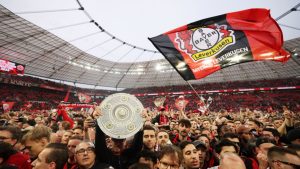 Neste domingo, 14, o Bayer Leverkusen se sagrou campeão da Bundesliga 2023/2024. Com a goleada de 5 a 0 para cima do Werder Bremen, o elenco conduzido por Xabi Alonso não pode mais ser superado na tabela do campeonato.