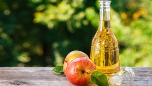 O vinagre de maçã se popularizou nas redes sociais e pode apresentar benefícios de utilizado da maneira correta.