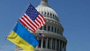 O Senado dos Estados Unidos analisará nesta terça-feira (23) uma proposta de envio de auxílios bélico e financeiro à Ucrânia em seu conflito contra a Rússia.