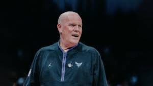 Segundo Adrian Wojnarowski, da ESPN, Steve Clifford está programado para deixar seu cargo como treinador do Charlotte Hornets ao final da temporada 2023/24 da NBA.
