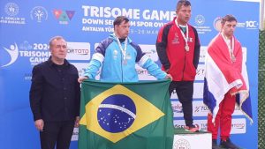 Junto ao seu treinador, o brasileiro conquista medalha de prata no campeonato mundial para atletas com Síndrome de Dow