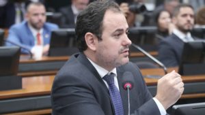 O Conselho de Ética da Câmara dos Deputados abriu, nesta quarta-feira (24), um processo para avaliar a cassação do mandato do deputado Glauber Braga (PSOL-RJ).