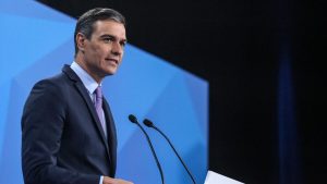 O primeiro-ministro da Espanha, Pedro Sánchez, anunciou, nesta quarta-feira (24), que suspenderá os compromissos de sua agenda até a semana que vem para "parar e refletir" sobre seu papel na política espanhola.