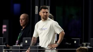 Depois de derrota, craque argentino Lionel Messi, que se recupera de lesão, se junta a colegas de time, como Luis Suárez, para cobrar árbitro