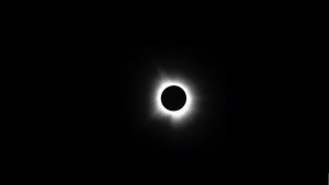Um eclipse solar total, como o que aconteceu nesta segunda-feira (8), além de gerar imagens incríveis, contribui para impulsionar o conhecimento científico.
