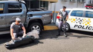 Uma família que viajava pelo interior de São Paulo no domingo (28) transportava dentro do tanque de combustível de uma caminhonete 48 quilos de cocaína.