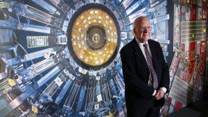 Higgs, o cientista inglês que foi premiado com o Nobel de Física em 2013 devido à descoberta da partícula de Deus.
