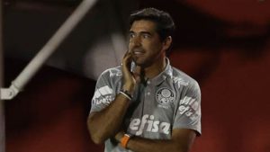 Palmeiras: Abel elogia torcidas no Barradão, mas critica gramado
