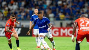 Com gol no último minuto, Cruzeiro cede empate para o Alianza na Sula