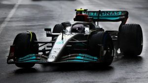 Lewis Hamilton experimentou uma montanha-russa de emoções nesta sexta-feira na China. Enquanto a Mercedes lutava para encontrar ritmo...