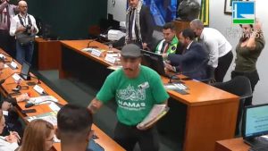 Homem com camisa do Hamas distribui panfletos em sessão na Câmara sobre crise em Gaza