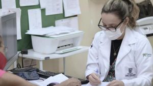 Secretaria de Saúde convoca mais de 50 médicos para reforçar atendimentos