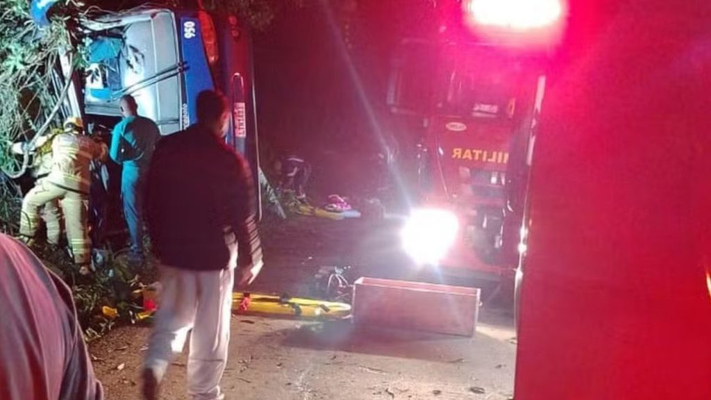 Ônibus capota na MGC-120 deixa mortos e feridos