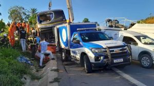 Ônibus de turismo tomba em rodovia na Bahia e deixa mortos e 23 feridos