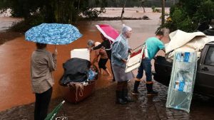 Por causa das chuvas que atingem o Rio Grande do Sul, o Lago Guaíba, que banha a capital Porto Alegre pode elevar em até cinco metros o seu nível até esta sexta-feira (3). O último monitoramento aponta o nível de 3,37 metros, subindo oito centímetros por hora. 