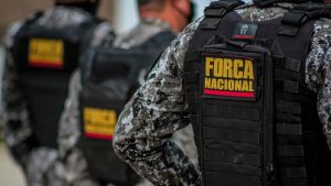 A Força Nacional de Segurança Pública (FNSP) ficará no estado do Rio de Janeiro por mais 30 dias. A medida foi autorizada pelo MJSP.