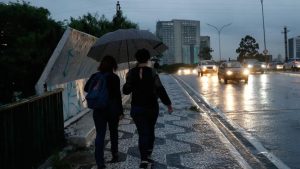 Órgão investiga se há relação do óbito com as fortes chuvas na região; Santa Catarina tem alertas meteorológicos emitidos em todo estado.
