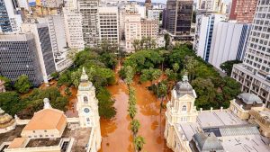 A prefeitura de Porto Alegre, capital do Rio Grande do Sul, considera a construção de uma "cidade" provisória para abrigar as cerca de dez mil pessoas desalojadas no município, decorrente das enchentes que acometem o estado.