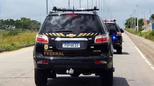Em uma ação conjunta, agentes da Polícia Federal (PF) e da Polícia Rodoviária Federal (PRF) apreenderam 73 quilos de cocaína escondidos em um caminhão na Rodovia Presidente Dutra, na altura de Seropédica, Baixada Fluminense.