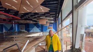Luciano Hang, dono da Havan, mostra como ficou interior da loja devastada por chuvas