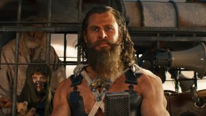 Conhecido por interpretar o personagem Thor no Universo da Marvel, Hemsworth assumiu o papel do vilão em Furiosa