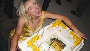 Para a ocasião, a cantora optou por um bolo temático, destacando um meme de Leonardo DiCaprio, que ironicamente alude à sua nova idade