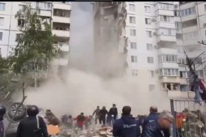 Uma sequência de mísseis atingiu um prédio residencial na região de Belgorod, na Rússia, e matou sete pessoas, deixando mais 17 feridos.
