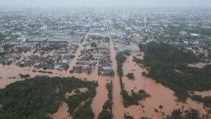 As tragédias das chuvas no Rio Grande do Sul provocaram 95 mortes até agora, sendo que quatro casos estão em avaliação. O governador Eduardo Leite confirmou que 131 pessoas estão desaparecidas.