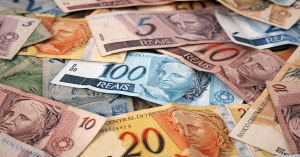 O governador Tarcísio de Freitas sancionou nesta quinta-feira (23) novo salário mínimo paulista no valor de R$ 1.640