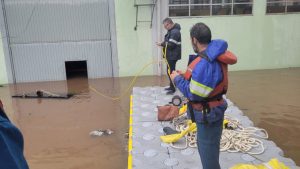 Nível do Guaíba recua 8 cm em 24h; água para de avançar em ruas de Porto Alegre