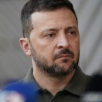 O presidente da Ucrânia, Volodymyr Zelensky, anunciou que está desenvolvendo um "plano abrangente" para encerrar o conflito com a Rússia, destacando a importância de uma solução respaldada internacionalmente.