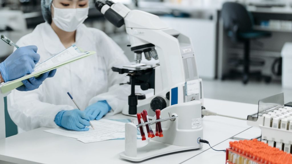 A recente inovação da equipe da Universidade de Tóquio, no Japão, está revolucionando o campo da robótica com um novo tipo de pele artificial