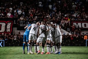 Vasco conquista quarta vitória seguida e se consolida na briga pelo G6