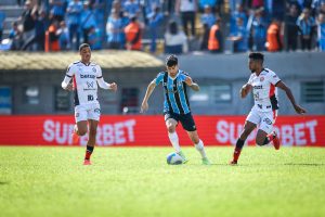 Grêmio supera o Vitória, mas ataque em crise precisa de ajustes para brigar na Série A