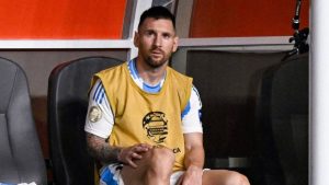 De acordo com o subsecretário de Esportes da Argentina, Messi precisa se posicionar sobre cântico preconceituoso entoado pela seleção.