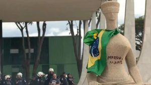 “Perdeu, mané”: PGR denuncia mulher que pichou estátua do STF