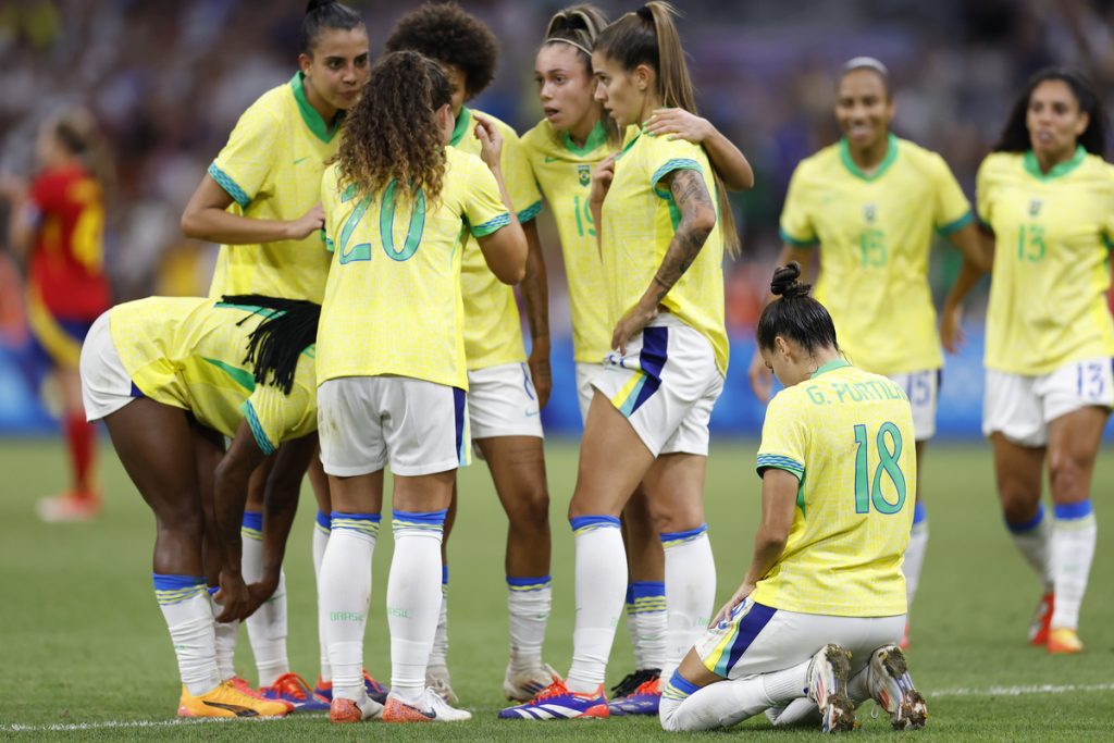 Brasil faz história e garante lugar na decisão do futebol feminino