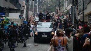 Na cidade do Rio de Janeiro, três operações policiais são realizadas a cada dois dias em comunidades com presença de criminosos armados.