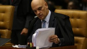 O ministro Alexandre de Moraes, do STF, decidiu nesta quinta-feira (15) elevar a multa diária imposta à rede social X.