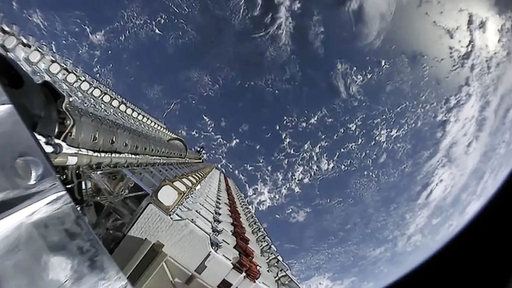 O ministro do Supremo Tribunal Federal, Alexandre de Moraes, anunciou o bloqueio das contas da Starlink, subsidiária da SpaceX de Elon Musk.
