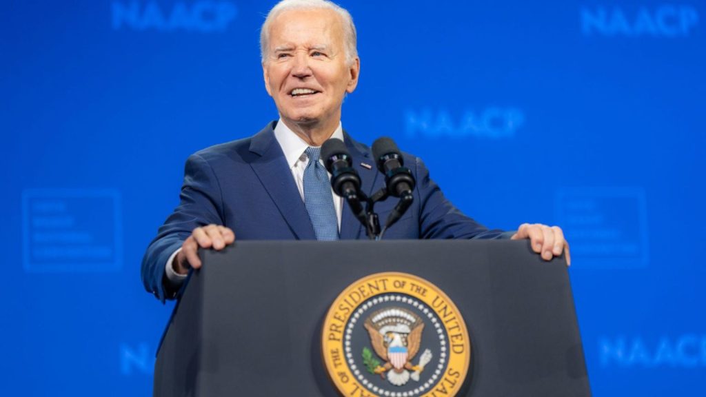 Biden passa o bastão para Kamala: 'Trump vai conhecer o poder das mulheres'