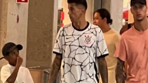 Cancelo é fã do Timão? Jogador é visto com a camisa do clube