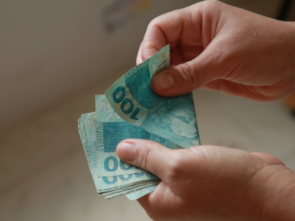 O programa que oferece R$ 540 para quem já teve carteira assinada!