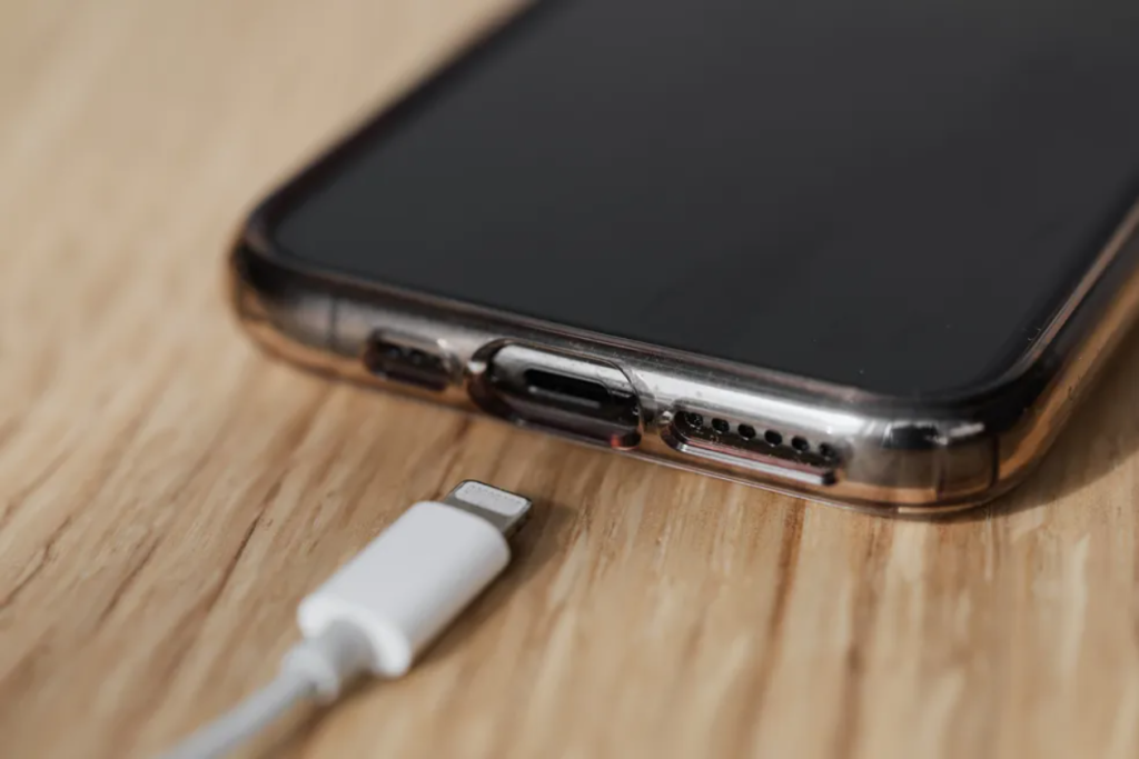 Cuidado com o 'trickle charging': Como deixar o celular carregando à noite pode danificar seu aparelho!