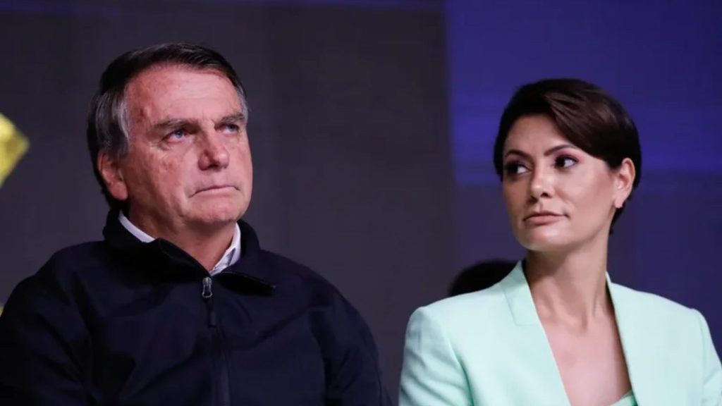 Lula foi condenado a indenizar o ex-presidente Jair Bolsonaro e a ex-primeira-dama Michelle Bolsonaro em R$ 15 mil por danos morais.