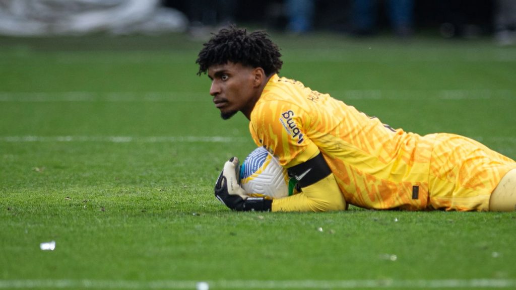 Flamengo tem sondagens por Hugo Souza, mas descarta saída para o Corinthians