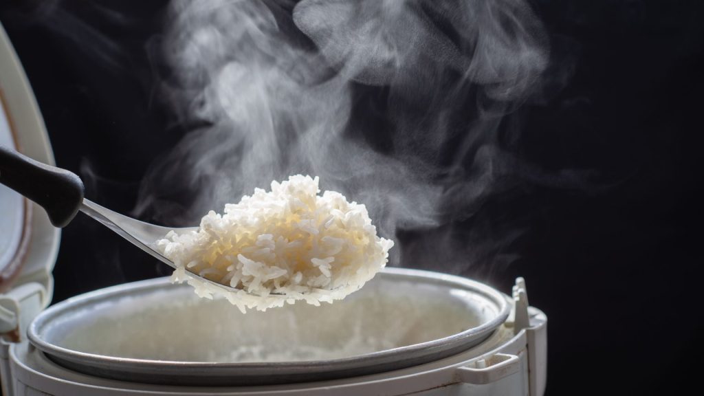 O debate sobre se é necessário lavar o arroz antes de cozinhar é recorrente em muitos lares, já que enxaguar os grãos é uma pratica comum