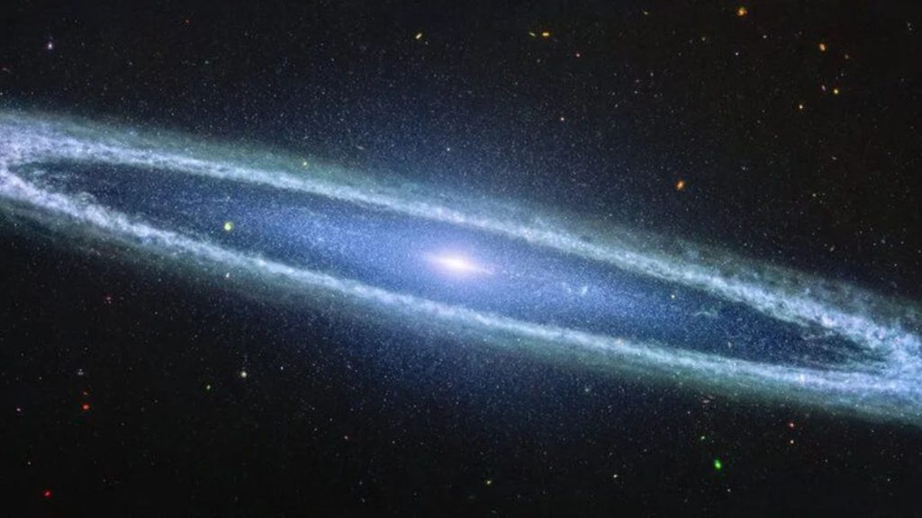 A Galáxia do Sombreiro, catalogada como Messier 104 (M104) ou NGC 4594, voltou a fascinar a comunidade científica