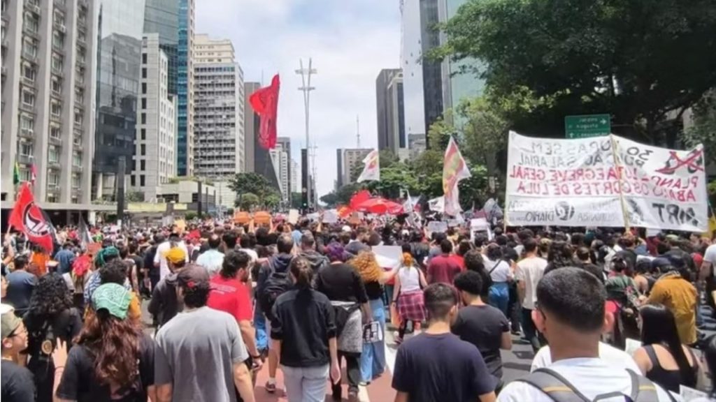 Trabalhadores realizam protesto contra escala 6×1, que prevê seis dias consecutivos de trabalho para apenas um de folga.