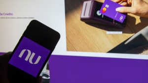 Como acumular milhas com o cartão de crédito Nubank Ultravioleta